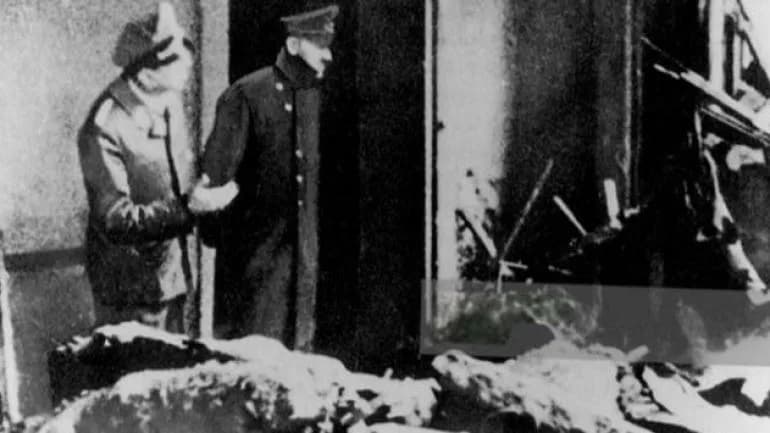 Adolf Hitler bekijkt gevolgen bombardement geallieerden