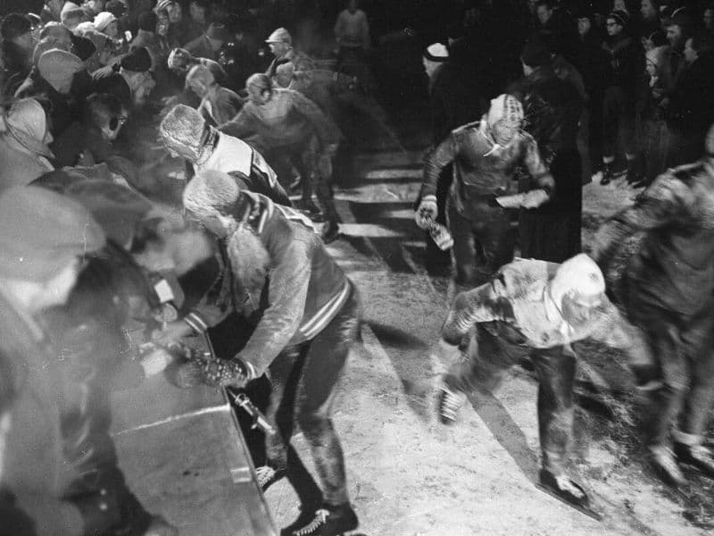 Elfstedentocht 1963: deelnemers bij een controlepost