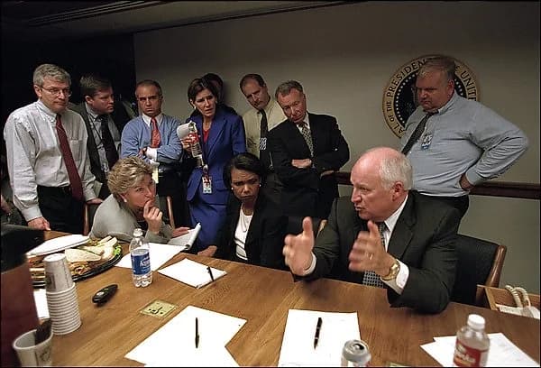 Vice President Dick Cheney (rechts) in Presidential Emergency Operations Center (PEOC), de bunker onder de oostelijke vleugel van het Witte Huis