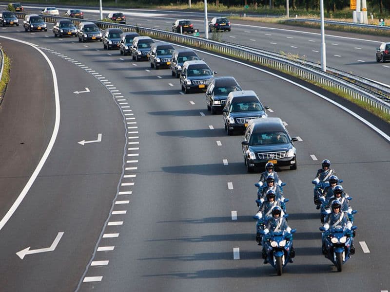 Een colonne van lijkwagens met slachtoffers van MH-17 op de Nederlandse snelweg