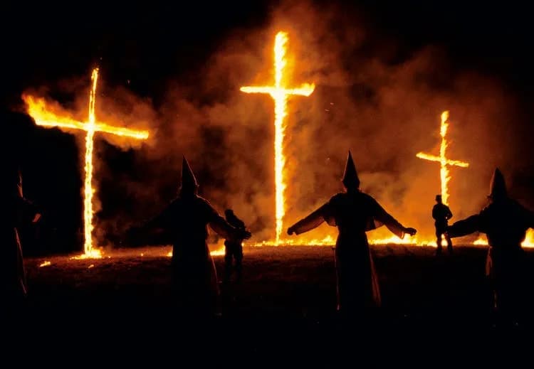 Ku Klux Klan met brandende kruisen