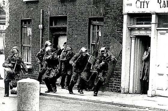 Augustus 1969: De Britse regering besloot troepen naar Noord-Ierland te sturen om er op straat te patrouilleren