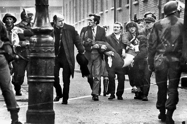 Bloody Sunday 1972: een van de slachtoffers wordt weggedragen