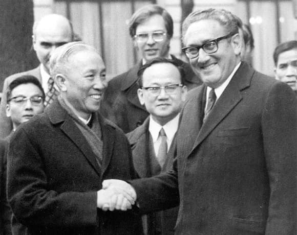 Le Duc Tho en Henry Kissinger (minister van buitenlandse zaken VS) sluiten overeenkomst die einde betekent van de Amerikaanse inmenging in Vietnam
