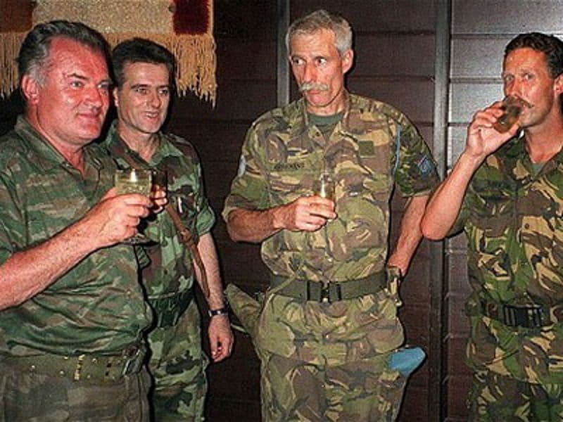 Generaal Ratko Mladic links; overste Thom Karremans midden