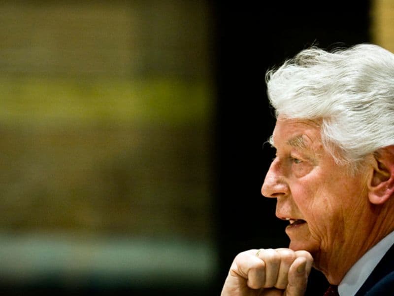Minister-president Kok heeft bij de koningin het ontslag aangeboden van zijn voltallige kabinet