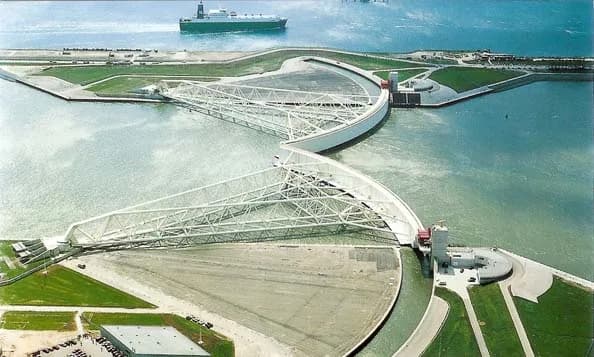 De Maeslantkering is een stormvloedkering op de grens van Het Scheur en de Nieuwe Waterweg