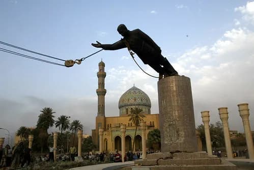 Beeld van Saddam Hussein in Bagdad wordt omver gehaald