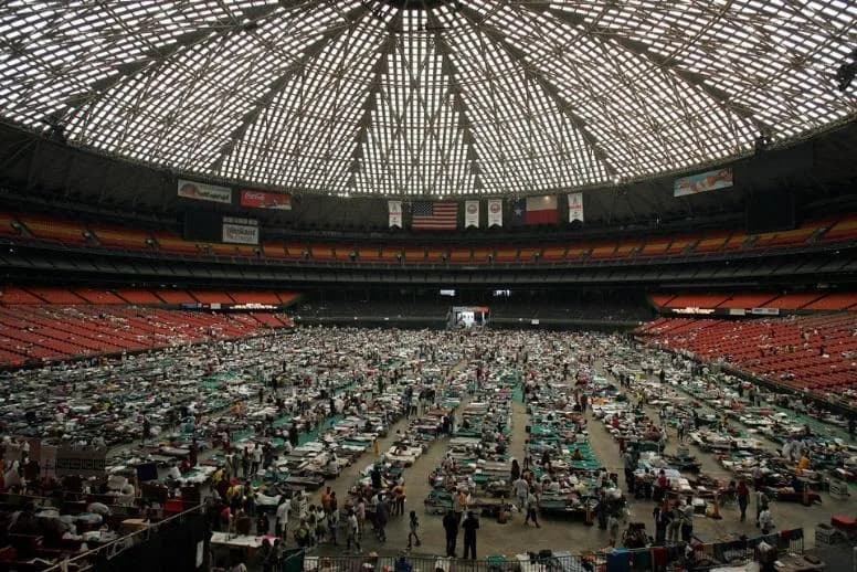 Opvang slachtoffers Katrina in de Super Dome in New Orleans
