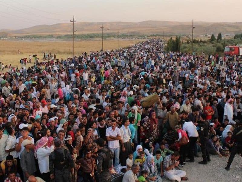 Syrische vluchtelingen steken de grens naar Irak over