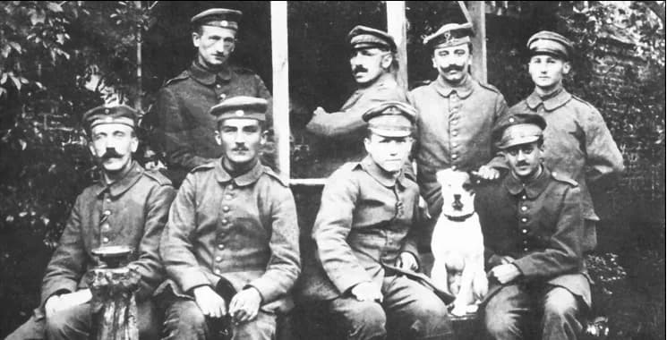 Hitler tijdens W.O. I (uiterst links)