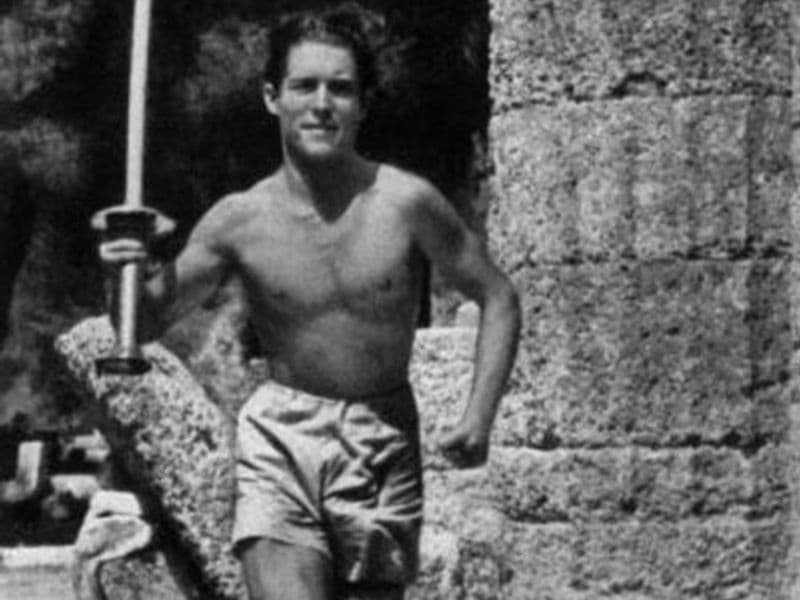 Eerste estafetteloper, Konstantijn Kordylis, verlaat Olympia met de fakkel voor het Olympisch vuur voor de Olympische Spelen in Berlijn 1936.