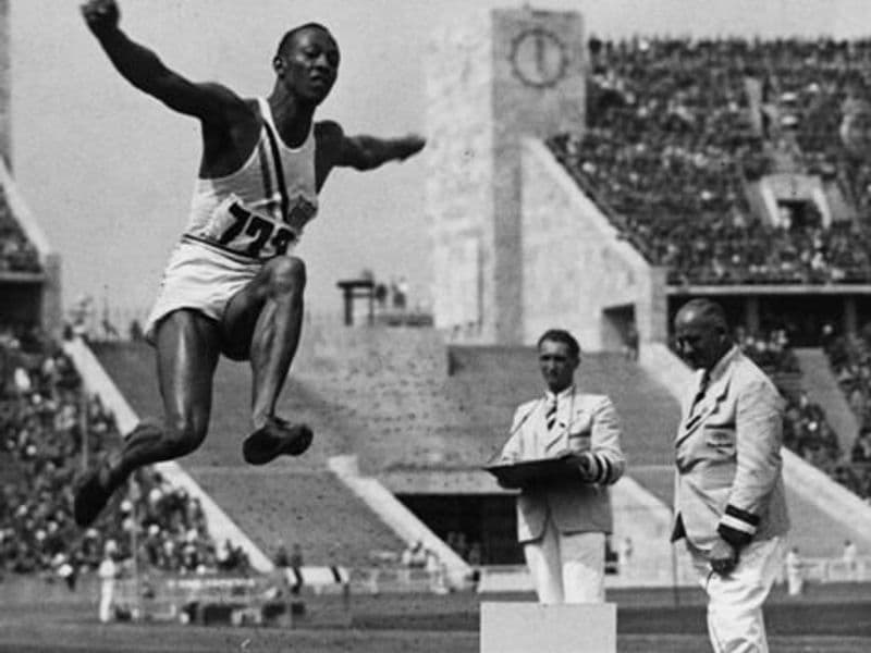 Jesse Owens, de Amerikaanse atleet, in actie tijdens de Olympische Spelen van Berlijn, 4 augustus 1936