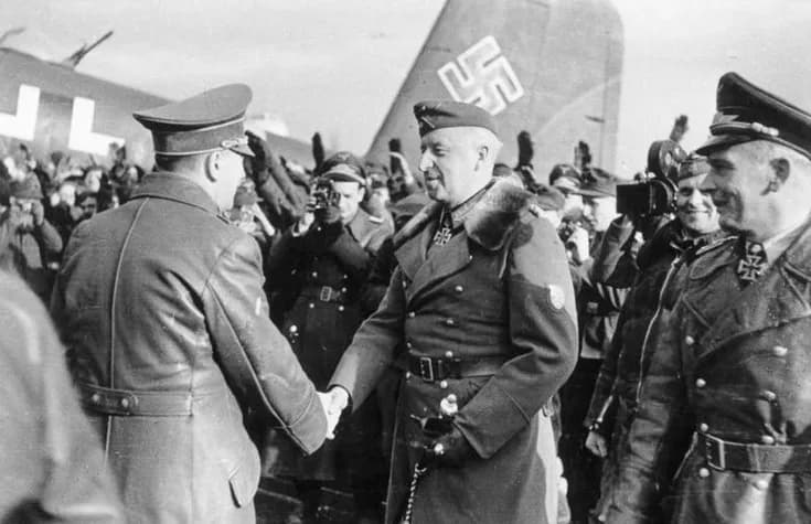 Adolf Hitler met zijn privé piloot, Hans Baur