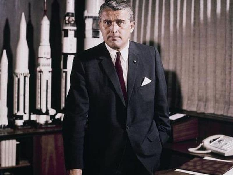 Von Braun achter zijn bureau op het Marshall Space Flight Center in mei 1964