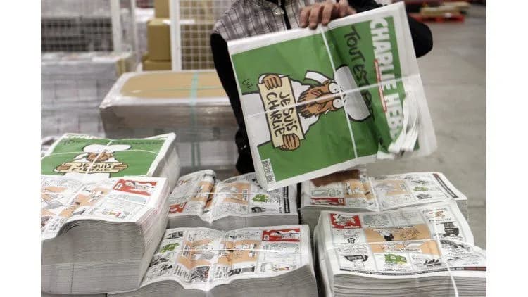 Eerste Charlie Hebdo na aanslag in de schappen