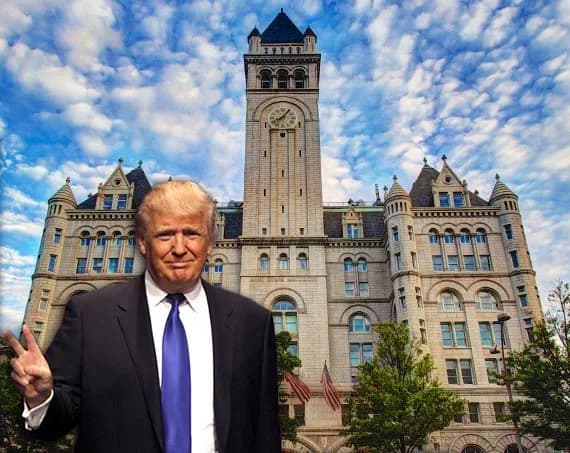 Donald Trump bij het Trump International Hotel Washington