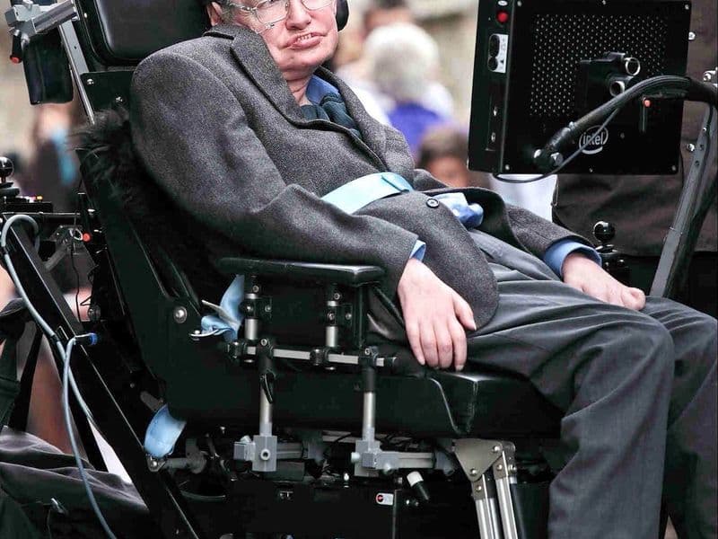 Stephen Hawking in zijn rolstoel met spraakcomputer