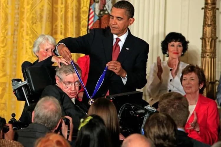 Stephen Hawking krijgt hoogste Amerikaanse onderscheiding van president Obama