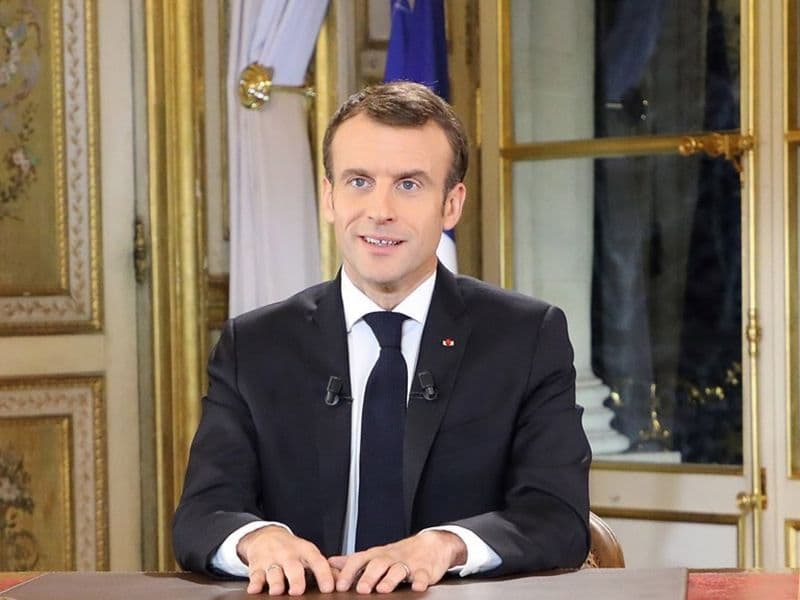 Macron belooft vehoging minimumloon na protesten gele hesjes