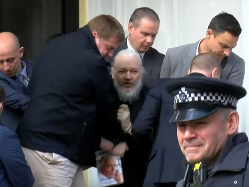 Julian Assange (met baard) aangehouden in ambassade van Ecuador