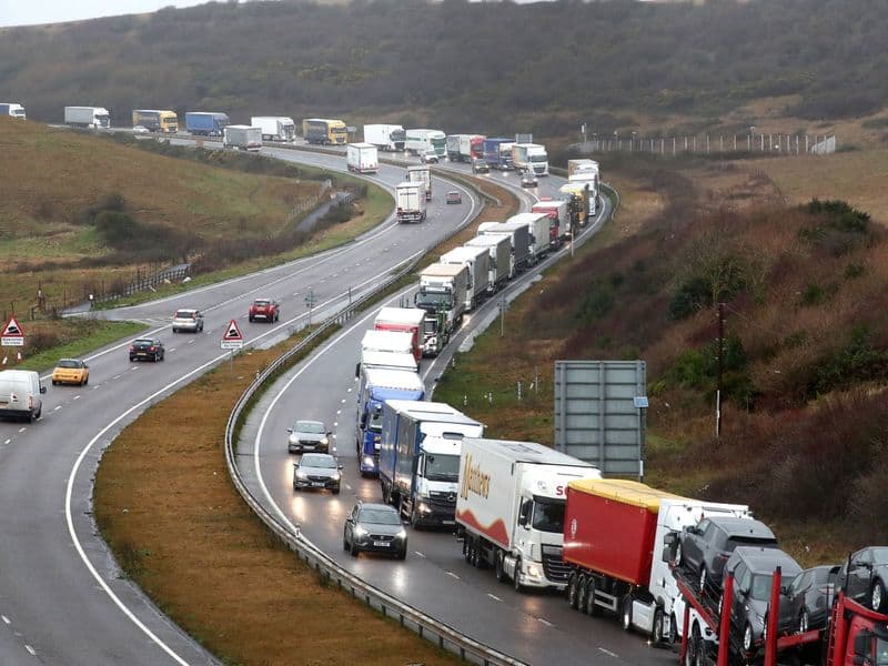 Kilometerslange files van vrachtauto