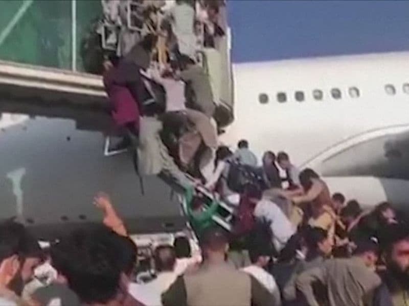 Wanhopige Afghanen klimmen op vliegtuig om taliban te ontvluchten