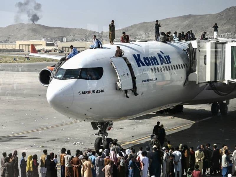 Afghanen proberen te vluchten via vliegveld Kabul