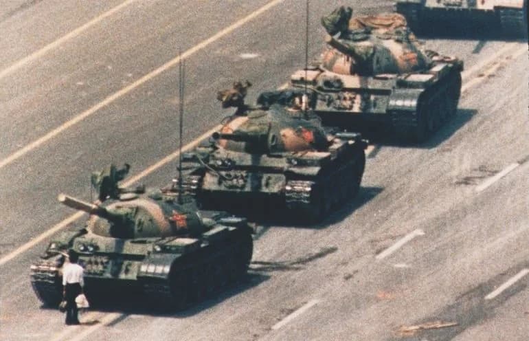 Op het Plein van de Hemelse Vrede in Peking stond in 1989 een onbekende man te zwaaien met twee tassen voor een tank