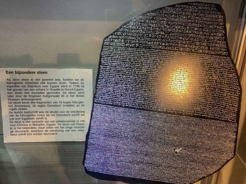 Steen van Rosetta met drie talen. Boven: Egyptische hiërogliefen; midden: Demotische tekens; onder: klassiek Grieks