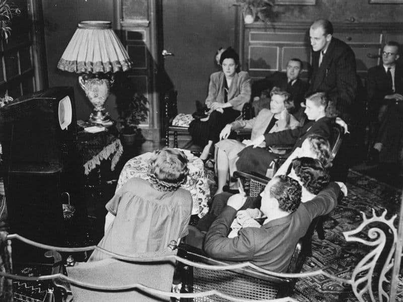 Televisie is in de begin jaren 1950 alleen weggelegd voor welgestelden, die op zaterdagavond dan ook op veel bezoek konden rekenen
