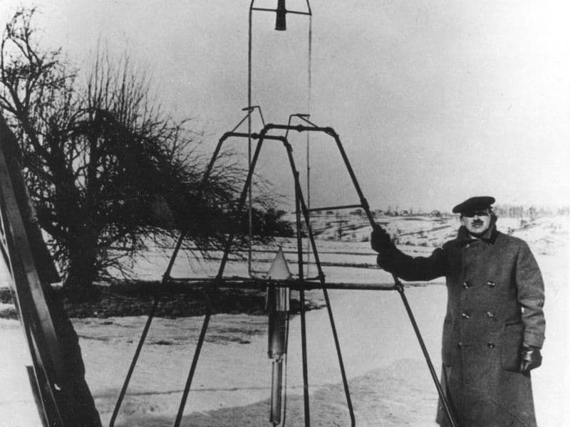 Robert Goddard met zijn eerste vloeibare brandstofraket