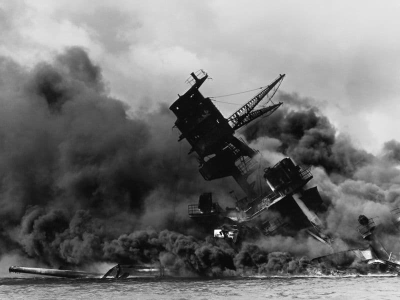 USS Arizona brandt na aanval op Pearl Harbor