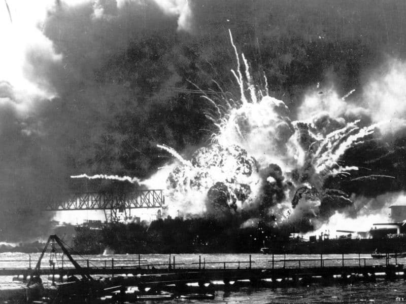USS Shaw explodeert na getroffen te zijn door bommen