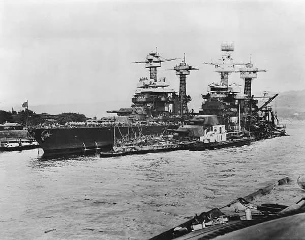 USS West Virginia (zwaar beschadigd), USS Tennessee (beschadigd), en USS Arizona (gezonken)