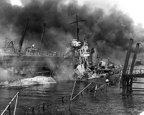 Wrak van gebombardeerde USS Shaw