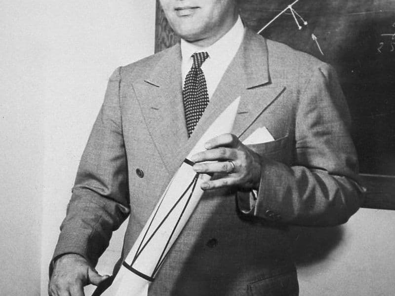 Dr. Von Braun met model van V2-raket
