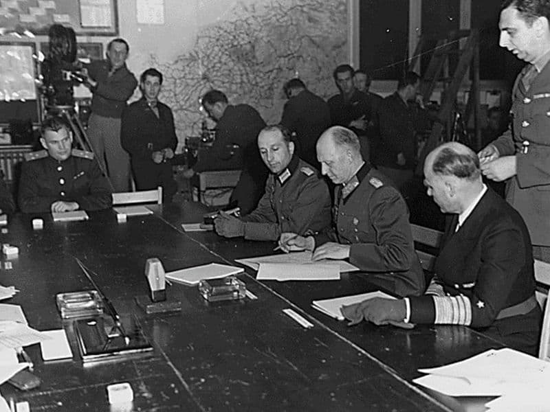 Legeroverste Wilhelm Keitel tekent de Duitse capitulatie aan de Sovjet-Unie in het hoofdkwartier van het Rode leger in Berlijn