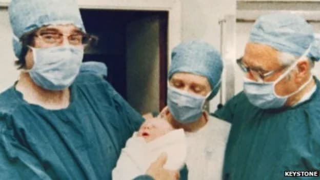 Robert Edwards met Louise Brown, de eerste reageerbuisbaby, en Patrick Steptoe
